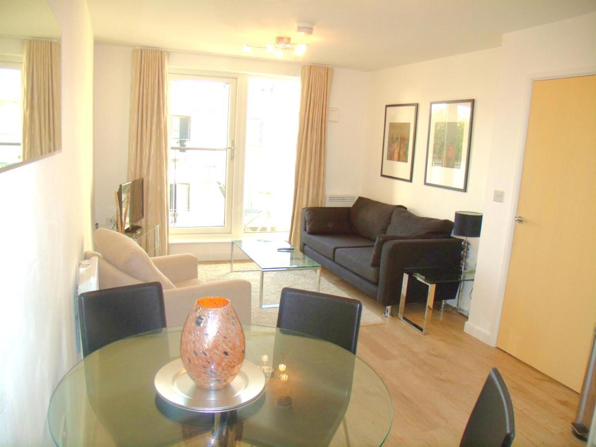 New Central Woking 1 And 2 Bedroom Apartments With Free Gym, Close To Train Station Екстер'єр фото