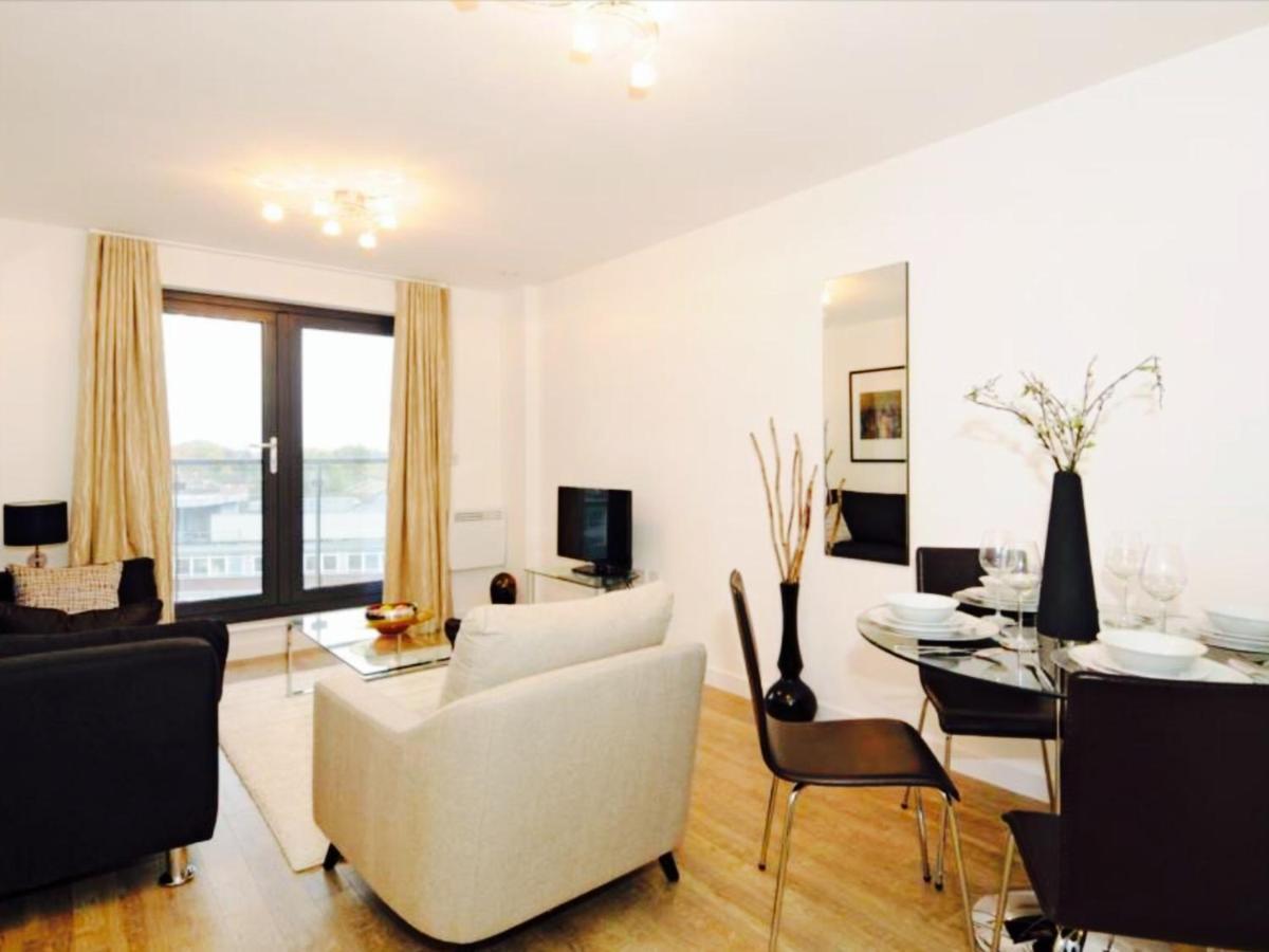 New Central Woking 1 And 2 Bedroom Apartments With Free Gym, Close To Train Station Екстер'єр фото