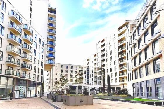 New Central Woking 1 And 2 Bedroom Apartments With Free Gym, Close To Train Station Екстер'єр фото