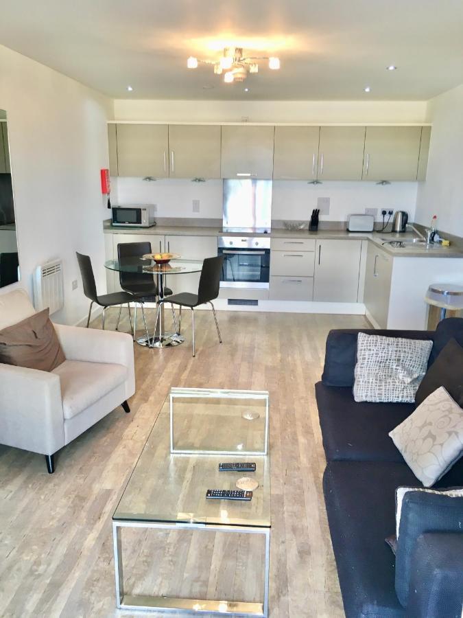 New Central Woking 1 And 2 Bedroom Apartments With Free Gym, Close To Train Station Екстер'єр фото